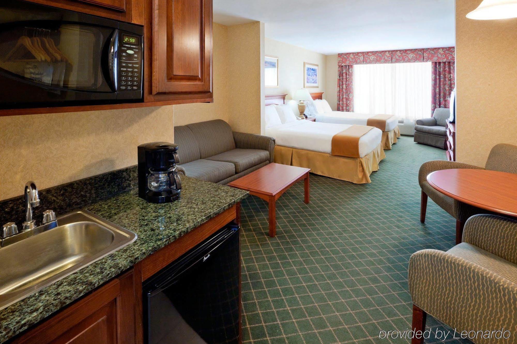 Holiday Inn Express Hotel & Suites Clifton Park By Ihg Exterior photo